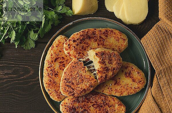 Chvishtari  Maismehltortillas mit Käse  Gebäck  georgische Küche  Mchadi  hausgemacht  Draufsicht  auf einem Holztisch  keine Personen