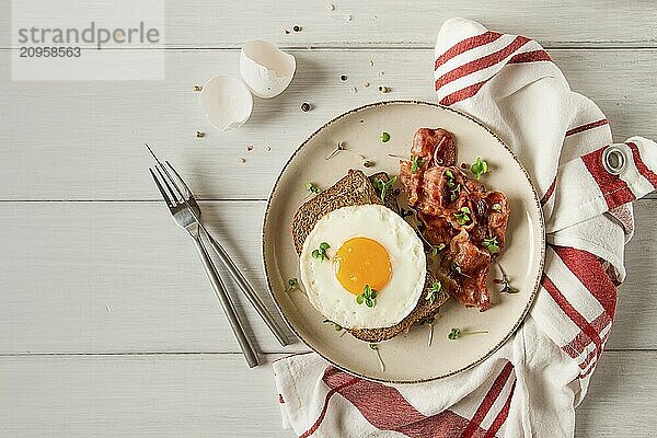 Frühstück  Spiegelei mit Speck  mikro grün  auf einem hellen Hintergrund  keine Menschen  selektiver Fokus