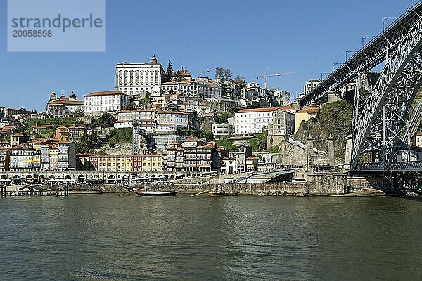 Sehenswürdigkeit  Architektur  Blick von Vila Nova de Gaia auf die Brücke Ponte Dom Luis I und den Elevador da Ribeira in der Altstadt von Porto  Portugal  Europa