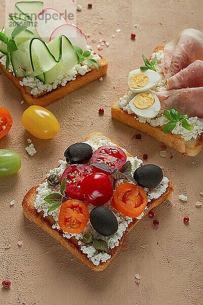 Frühstück  Auswahl an Sandwiches  auf weißem Toastbrot  Blick von oben  keine Menschen