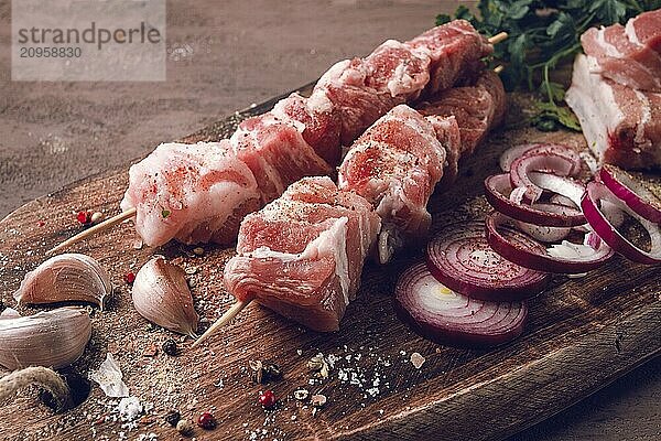 Rohes Schweinefleisch  auf Holzspießen  eingelegter Spieß  mit Gewürzen  Ansicht von oben  ohne Personen