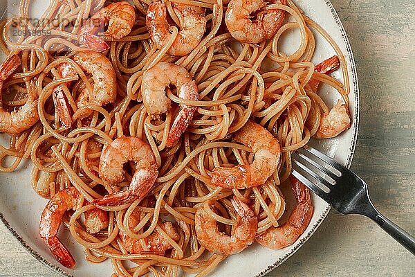 Spaghetti mit Königskrabben  mit Gewürzen  Draufsicht  selektiver Fokus  hausgemacht  ohne Personen