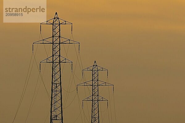 Silhouette eines Strommastes bei Sonnenuntergang  Kent  England  Großbritannien  Europa