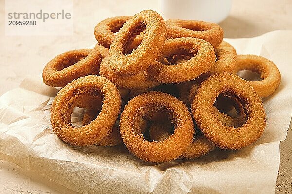 Frittierte Zwiebelringe  frittiert  Snack  keine Menschen  selektiver Fokus