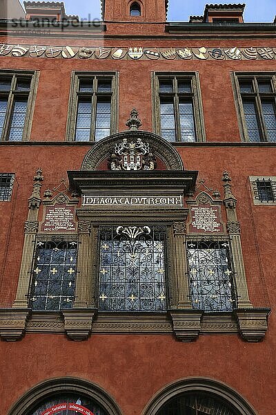 Hausfassade mit Wappen am historisches Altstaedter Rathaus am Altstaedeter Ring  Prag  Tschechien  Europa