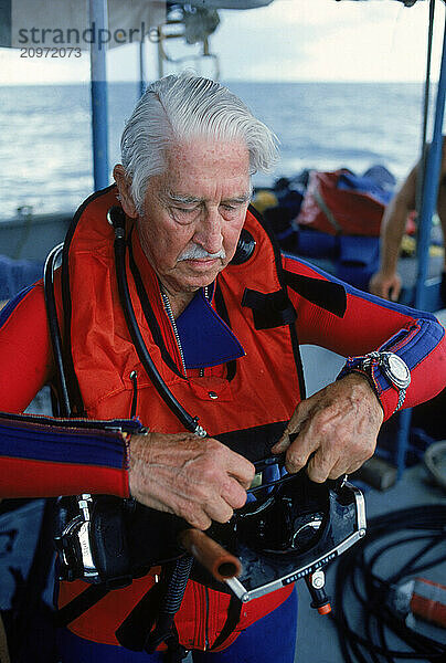 Marlin Perkins scuba diving.