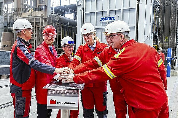 Minister President Michael Kretschmer takes part in the inauguration of a hydrogen-capable forging furnace at the Gröditz forging plant. The Prime Minister will then symbolically press a green start button to put the forging furnace into operation. With the commissioning  the Göditz forging plant is now able to use hydrogen on an industrial scale for the climate-neutral production of high-quality large forgings. Hanka Snatkin Technical Managing Director of Gröditzer Schmiedewerke  Schmiedewerke Gröditz GmbH  Gröditz  Saxony  Germany  Europe