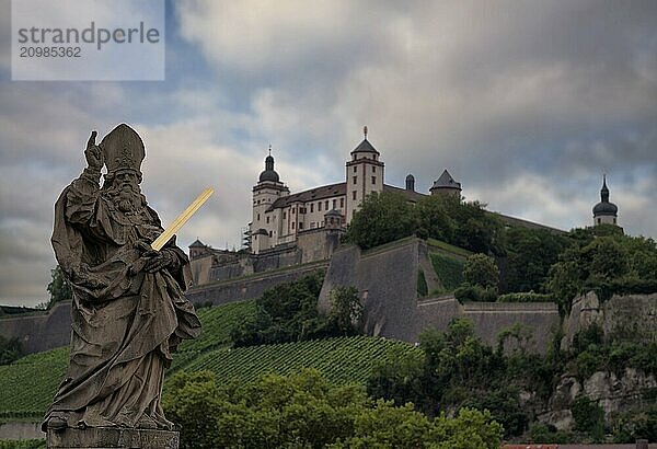 View from the old Main bridge to the statue of St Kilian  in the background Marienburg fortress  Würzburg  Lower Franconia  Bavaria  Germany  Europe