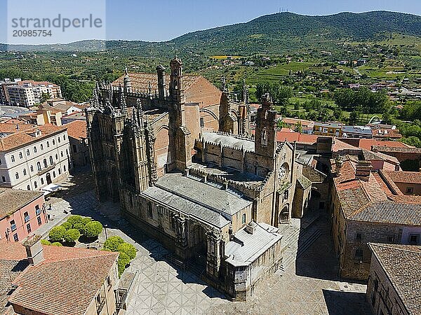 Gothic cathedral in the centre of a historic town  surrounded by hills and green countryside  with impressive towers  aerial view  Romanesque and late Gothic cathedral  Plasencia  Cáceres  Caceres  Extremadura  Spain  Europe