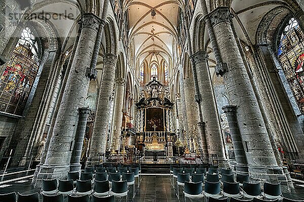 Gothic St. Nicholas Church  Vaulted ceiling and columns of the central nave  Ghent  Flanders  Belgium  Europe