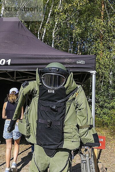 The Oberlausitz military training area opened its Tor tor to thousands of visitors for the Open Day at the Oberlausitz military training area to give them an insight behind the scenes of the Bundeswehr in Saxony. The soldiers present a variety of large and small equipment and impressively demonstrate what they are capable of. Protective bomb suit for mine clearance  open day at the Oberlausitz military training area  Weißkeißel  Saxony  Germany  Europe