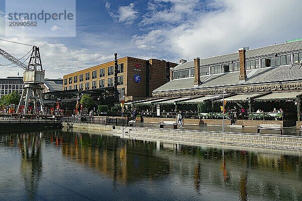 Waterfront restaurant with outdoor terrace and tranquil reflections in the water  Nidarelva  Trondheim  Tröndelag  Norway  Europe