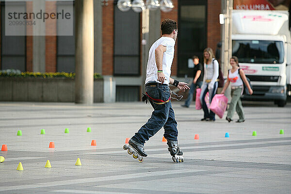 Parkour run an inline skater