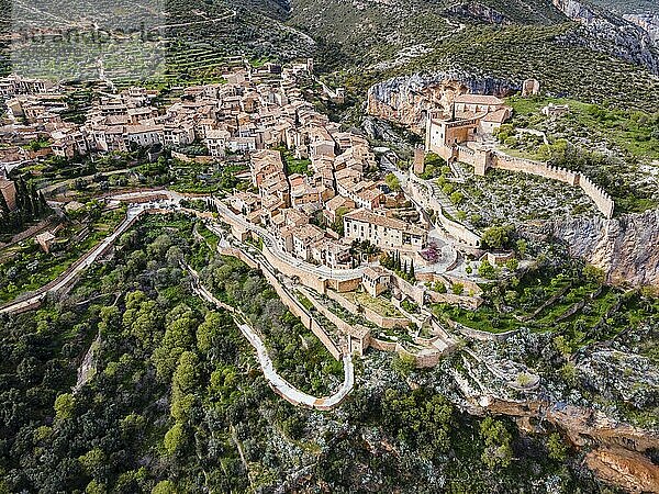 A picturesque medieval village with tiled roofs and a fortified fortress surrounded by green vegetation  aerial view  collegiate church on the hill  Colegiata de Santa María la Mayor  Alquézar  Alquezar  Huesca  Aragón  Aragon  Pyrenees  Spain  Europe