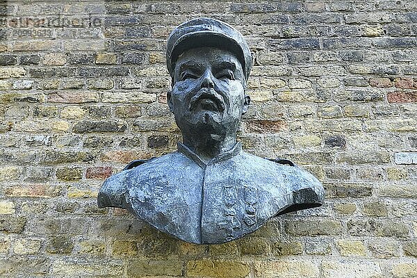 Hendrik Geeraert statue  Lock keeper during the First World War  Nieuwpoort  West Flanders  Belgium  Europe