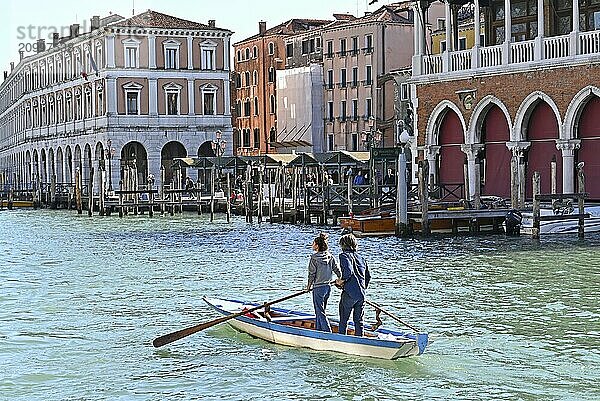 Two courageous woman on the Grand Canal