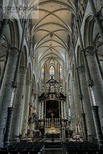 Gothic St. Nicholas Church  Vaulted ceiling and columns of the central nave  Ghent  Flanders  Belgium  Europe