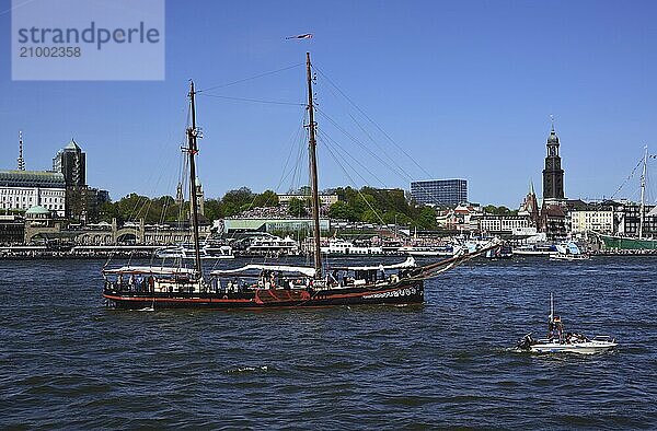 Europe  Germany  Hamburg  Elbe  View across the Elbe to the St. Pauli Landungsbrücken  Skyline St. Pauli  Gaffelketsch Fortuna  Hamburg  Hamburg  Federal Republic of Germany  Europe