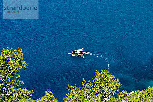 Excursion boat off the coast near Alanya  view from Castle Hill  Turkish Riviera  South Turkey  Turkey  Asia Minor  Eurasia  Asia