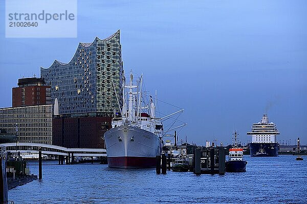 Germany  Hamburg  HafenCity  view to Elbe Philharmonic Hall  Hamburg's new concert hall  glass facade  museum ship Cap San Diego  former cargo ship  Mein Schiff 6  evening light  Hamburg  Hamburg  Federal Republic of Germany  Europe