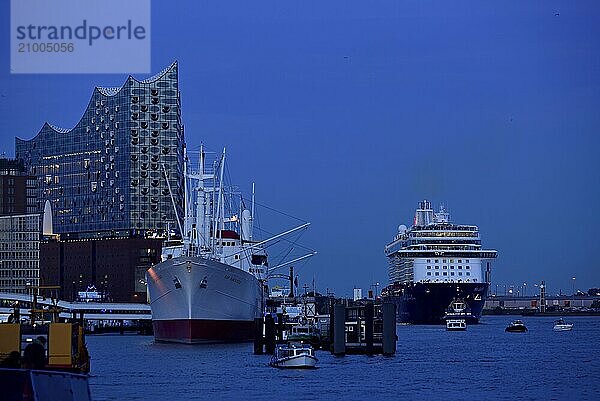 Germany  Hamburg  HafenCity  view to Elbe Philharmonic Hall  Hamburg's new concert hall  glass facade  museum ship Cap San Diego  former cargo ship  Mein Schiff 6  evening light  Hamburg  Hamburg  Federal Republic of Germany  Europe