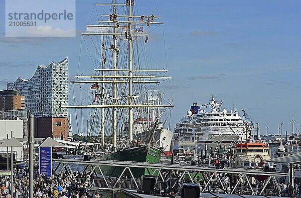 Europe  Germany  Hamburg  Landungsbrücken  Rickmer Rickmers  Passenger Ship Europe  View of the Elbe Philharmonic Hall  Hamburg  Hamburg  Federal Republic of Germany  Europe