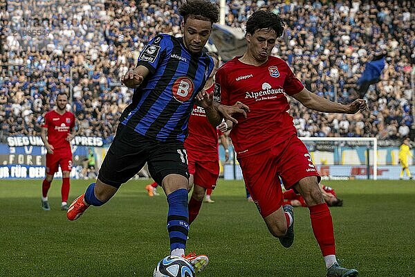 06.04.2024  Football 3rd division  Season 2023/24  Matchday 32: Waldhof Mannheim vs SpVgg Unterhaching (6:1) . In the picture: Jalen Hawkins (11  Waldhof Mannheim) and Max Lamby (3  SpVgg Unterhaching)