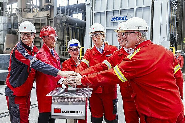 Minister President Michael Kretschmer takes part in the inauguration of a hydrogen-capable forging furnace at the Gröditz forging plant. The Prime Minister will then symbolically press a green start button to put the forging furnace into operation. With the commissioning  the Göditz forging plant is now able to use hydrogen on an industrial scale for the climate-neutral production of high-quality large forgings. Hanka Snatkin Technical Managing Director of Gröditzer Schmiedewerke  Schmiedewerke Gröditz GmbH  Gröditz  Saxony  Germany  Europe