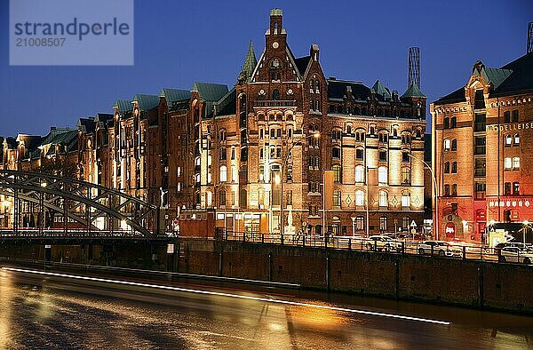 Europe  Germany  Hamburg  historic warehouse district  view from the customs canal to the former brick warehouses  night  Hamburg  Hamburg  Federal Republic of Germany  Europe