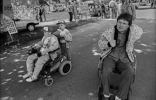 Germany  Mark Zwuschen  01.06.1991  Seyfert  Ilja  Chairman of the Berlin Association for the Disabled  Member of the Bundestag PDS  opening ceremony in the integration village Mark Zwuschen  disabled citizens are integrated into the working life of the village  Europe