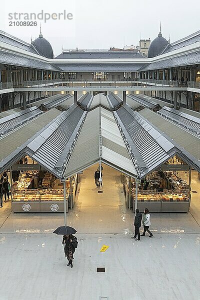 Place of interest Market Hall Bolhão  interior view  symmetry  architecture  overview of the traders' market stalls  Porto  Portugal  Europe