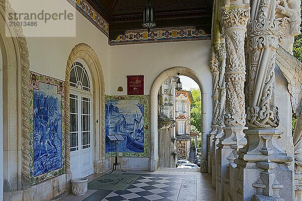 Ein reich verzierter Balkon mit blau-weißen Fliesenmosaiken und Bögen in historischer Architektur  Palácio Hotel do Buçaco  Mata Nacional do Buçaco  National-Wald von Bussaco  Bucaco  Mealhada  Beira Litoral  Portugal  Europe