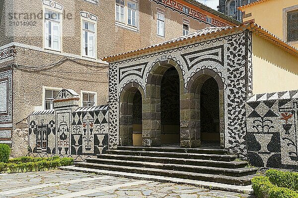 Ein historisches Gebäude mit kunstvoller Mosaikfassade und imposanten Bögen  in sonnigem Wetter aufgenommen  Portal des ehemaligen Klosters  Convento de Santa Cruz  Mata Nacional do Buçaco  National-Wald von Bussaco  Bucaco  Mealhada  Beira Litoral  Portugal  Europe