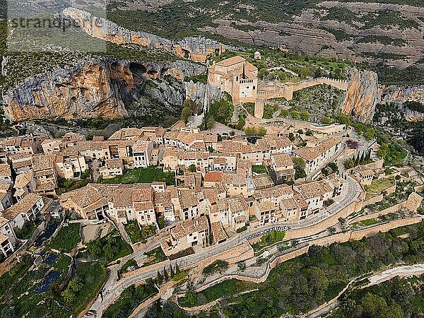 A picturesque medieval village with an impressive fortress and fortified walls  nestled in the mountains  aerial view  collegiate church on the hill  Colegiata de Santa María la Mayor  Alquézar  Alquezar  Huesca  Aragón  Aragon  Pyrenees  Spain  Europe