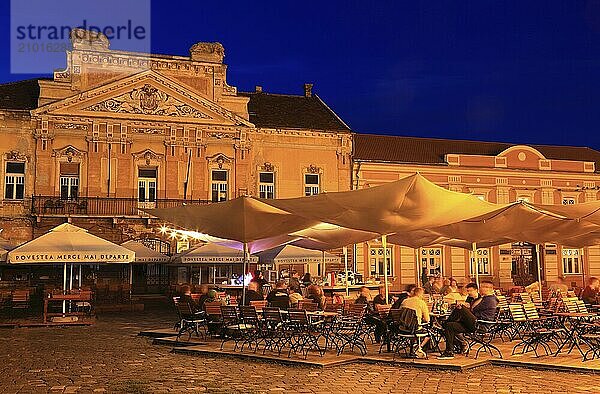 Historic houses  The house with the lions  right and restaurant at Piata Unirii  Unification Square  Cathedral Square  Timisoara  Timisoara  Banat  Romania  Europe