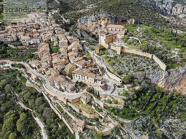 A medieval village with a fortress and tiled roofs  nestled in a green and mountainous landscape  aerial view  collegiate church on the hill  Colegiata de Santa María la Mayor  Alquézar  Alquezar  Huesca  Aragón  Aragon  Pyrenees  Spain  Europe