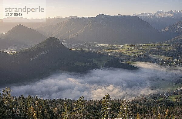 View from Mount Loser to Lake Altaussee  Altaussee  Bad Aussee  Tressenstein  Zinken  Dachstein mountains. Wisps of mist over the lake. In the morning. Blue sky. Autumn. Altaussee  Bad Aussee  Ausseer Land  Totes Gebirge  Styria  Upper Austria  Austria  Europe