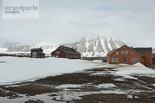 Wooden houses and meteorological station in Ny Alesund in a foggy day  Svalbard islands  Norway  Europe