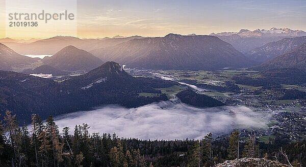 View from Mount Loser to Lake Altaussee  Altaussee  Bad Aussee  Tressenstein  Zinken  Dachstein mountains. Wafts of mist over the lake. In the morning at sunrise. Blue sky. Autumn. Altaussee  Bad Aussee  Ausseer Land  Totes Gebirge  Styria  Upper Austria  Austria  Europe