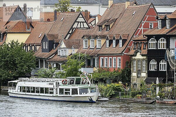 City view of Little Venice with Regnitz and excursion boat. Bamberg  Upper Franconia  Bavaria  Germany  Europe