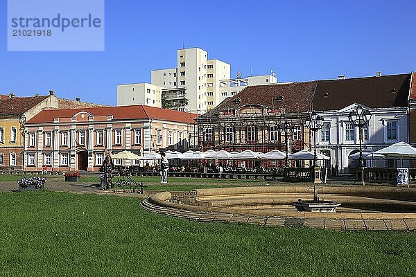 Houses at Piata Unirii  Unification Square  left house  Zu den 7 Kurfuersten is Langau Gymnasium  right building  House Johann Szervinatz  in front of it the 400 m deep Artesian Well  Timisoara  Timisoara  Banat  Romania  Europe