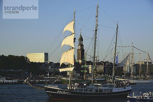 Europe  Germany  Hamburg  Elbe  View across the Elbe to the Michel  Windjammer  3-masted barquentine Pedro Doncker leaves Hamburg  Hamburg  Hamburg  Federal Republic of Germany  Europe