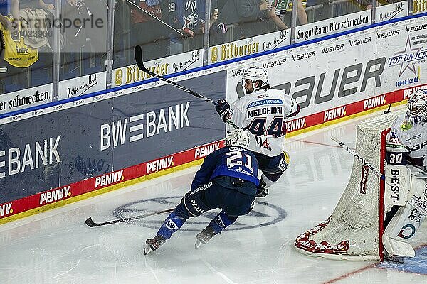 20.03.2024  DEL  German Ice Hockey League season 2023/24  2nd playoff round (quarter-finals) : Adler Mannheim against Eisbären Berlin (2:4) . In the picture: Kris Bennett (21  Adler Mannheim) and Julian Melchiori (44  Eisbären Berlin)