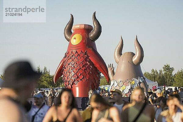 Festival visitors in front of the Highfield mascot Highviech at the Highfield Festival on Friday  Störmthaler See  16.08.2024