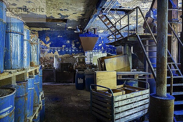 Schindler's blue colour factory is located directly on the Zwickauer Mulde river and belongs to the Zschorlau district of Albernau in the Saxon Ore Mountains. Since 2019  it has been part of the Schneeberg Mining Landscape and a UNESCO World Heritage Site in the Erzgebirge/Krušnohorí Mining Region. On 27 February 1649  the Schneeberg merchant Erasmus Schindler bought a plot of land to build a blue paint factory on the Zwickauer Mulde near Albernau. On 4 May 1649  he received the privilege to build a blue dye mill from Elector Johann Georg I. As Schindlerswerk GmbH & Co. KG  it is probably the world's oldest paint factory still in production. It is associated with a long tradition of producing blue cobalt pigments and the commercial manufacture of colour pigments. In more recent times  production has been expanded to include various paints. Laundry blue is also produced. Decommissioned bottling plant  Schindlerswerk  Zschorlau OT Albernau  Saxony  Germany  Europe