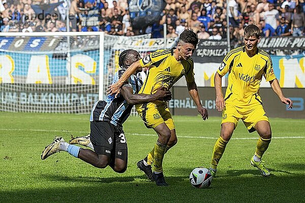 Football 3rd division  season 2024/25  matchday 4: Waldhof Mannheim vs. 1. FC Saarbrücken. Picture: Intense duel between Kennedy Onyedika Okpala (32  Waldhof Mannheim) and Till Sebastian Schumacher (33  1. FC Saarbrücken)