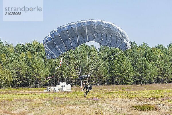 The Oberlausitz military training area opened its Tor tor to thousands of visitors for the Open Day at the Oberlausitz military training area to give them an insight behind the scenes of the Bundeswehr in Saxony. The soldiers present a variety of large and small equipment and impressively demonstrate what they are capable of. High-precision paratrooper jumps  open day at the Oberlausitz military training area  Weißkeißel  Saxony  Germany  Europe