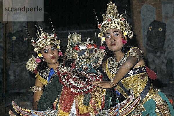 Ramajanabalett  Tänzerinnen und Garuda  Bali  Indonesien