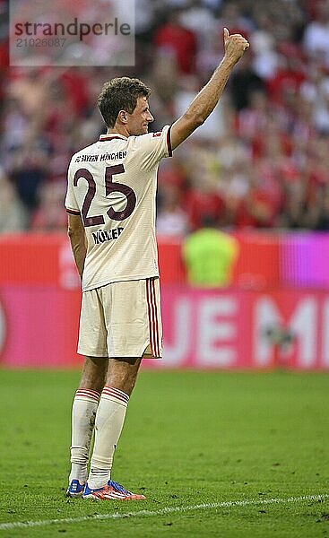 Thomas Müller FC Bayern Munich FCB (25) is celebrated by fans  Gestel  thumbs up  Allianz Arena  Munich  Bavaria  Germany  Europe