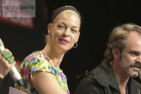 MANNHEIM  GERMANY  MARCH 17: (L to R) Presenter Actors Pollyanna McIntosh  Steven Ogg (The Walking Dead)  panel  at Walker Stalker Germany convention. (Photo by Markus Wissmann)